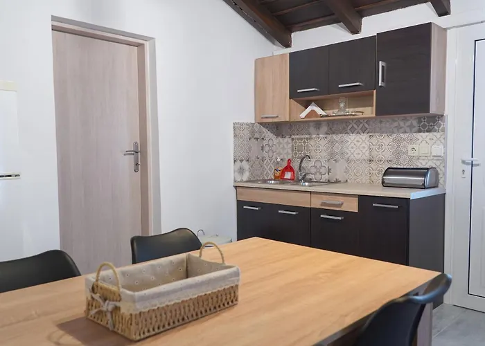 αυτονομη κατοικια κληματαρια Lägenhet Nea Tirins