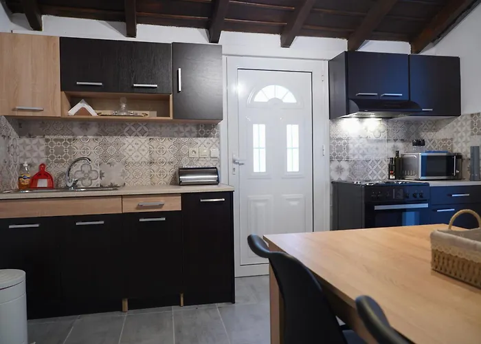 αυτονομη κατοικια κληματαρια Lägenhet Nea Tirins